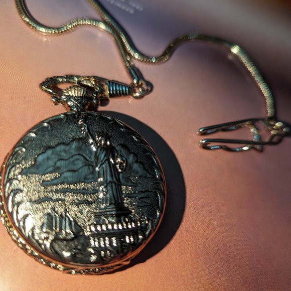 U.S Commemorative Pocket Watch Statue of Liberty Gold Tone New Battery 1883-1983 - Picture 4 of 5